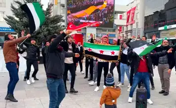Suriyeliler'den Rejimin Düşüşüne Sevinç Gösterisi