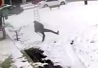 Aksaray'da Kar Yağışı: Komik Düşmeler Kameralara Yansıdı!