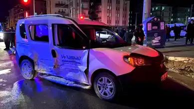 Aksaray'da Çarpışma: 4 Genç Yaralandı