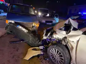 Aksaray'da Şanslı Kurtuluş: Hurdaya Dönen Otomobilde Yaralanma Yok!