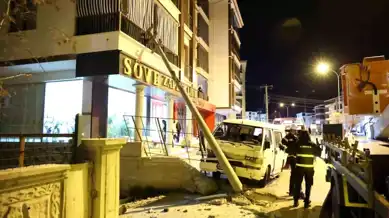 Minibüs Kazası: Elektrik Direği Eve Düştü!