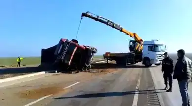Aksaray'da Tır Devrildi, Sürücü Yaralı