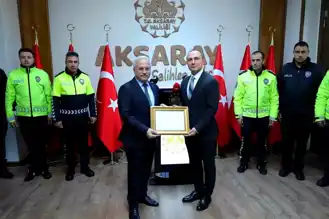 Alkollü Sürücü Polisleri Tehdit Etti, Ödüllendirildi