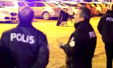 Genç, Bunalımdan Kolunu Kesti; Polis Kurtardı