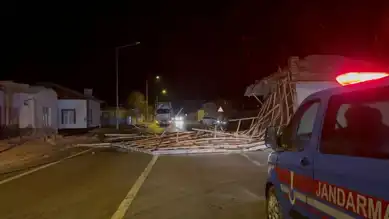 Fırtınada Ev Çatısı Yola Düştü!