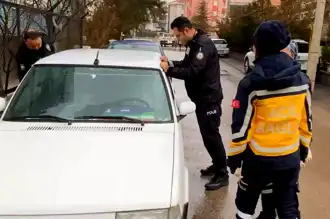 Polis, Uyuyan Genci Aracı Sallayarak Uyandırdı