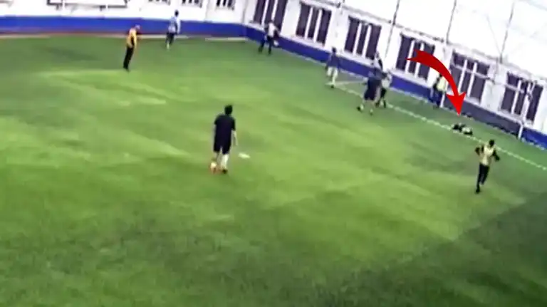 Genç Adam Halı Sahada Hayatını Kaybetti