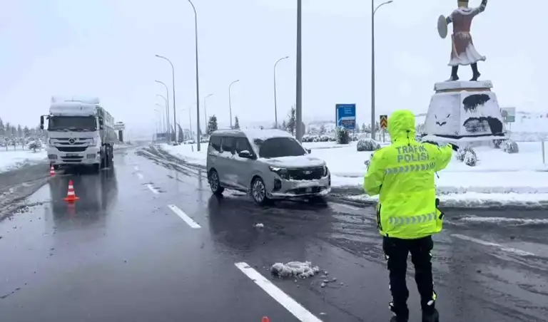 Yoğun Kar Yağışı Yolu Kapattı: Şehirler Ulaşım Sorunu Yaşıyor