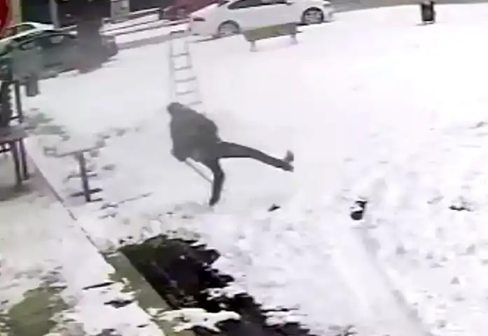 Aksaray'da Kar Yağışı: Komik Düşmeler Kameralara Yansıdı!