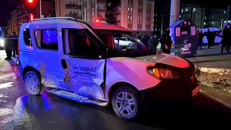 Aksaray'da Çarpışma: 4 Genç Yaralandı