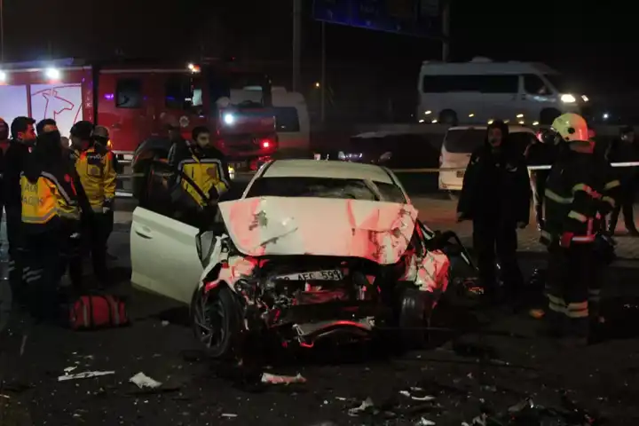 Şehirlerarası Otobüs-Otomobil Kazası: 1 Ölü, 1 Yaralı