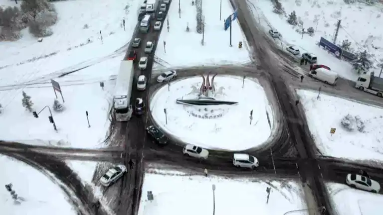 İl Yolu Trafiğe Açıldı, Bir Başka Yolda Ulaşım Durdu